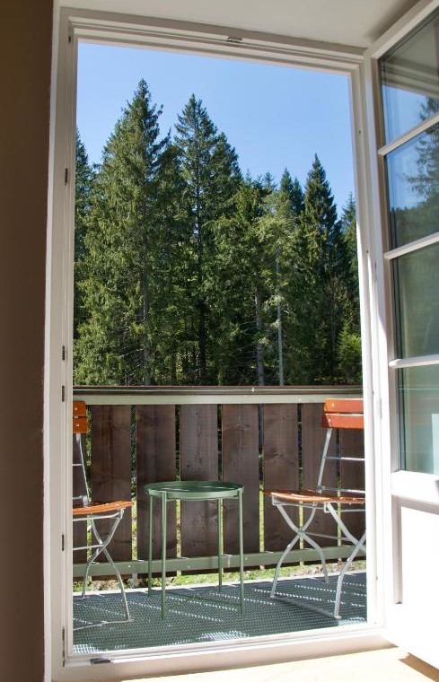 Gemütlicher Balkon mit Waldsicht in Ferienwohnung, ideal für Auszeit in Schliersee-Spitzingsee.