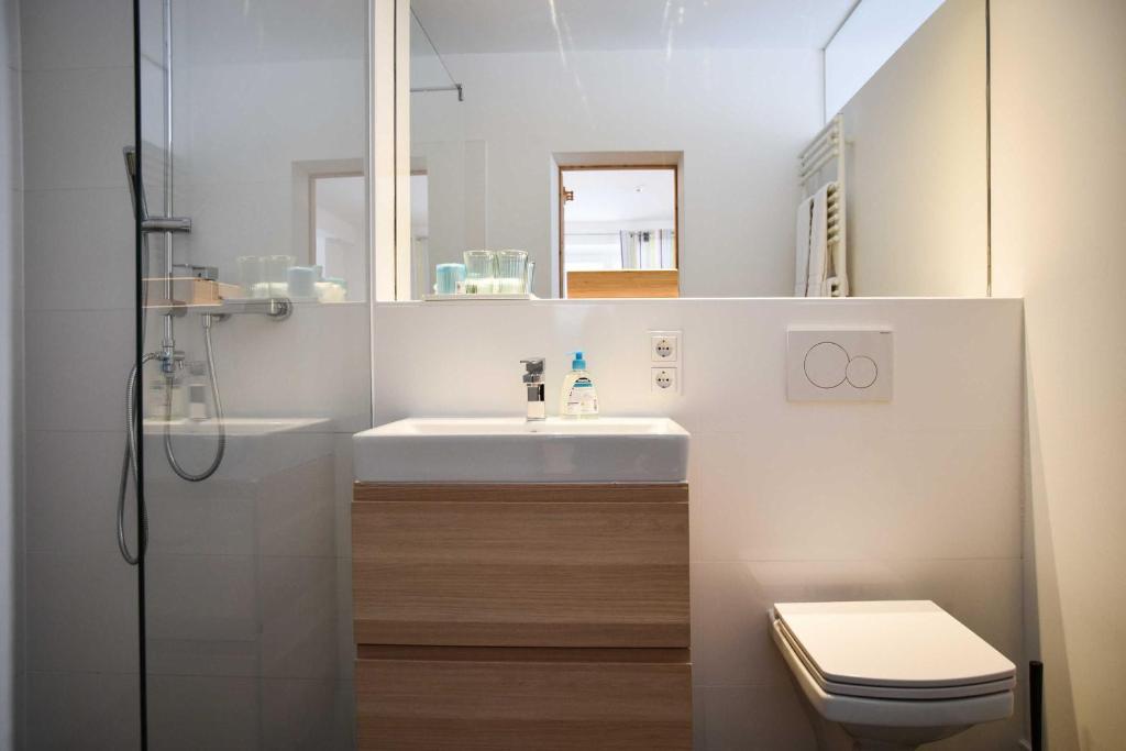 Modernes Bad in Schliersee-Spitzingsee Fewo: sauber, hell, stilvoll – ideal für Ihren Urlaub!