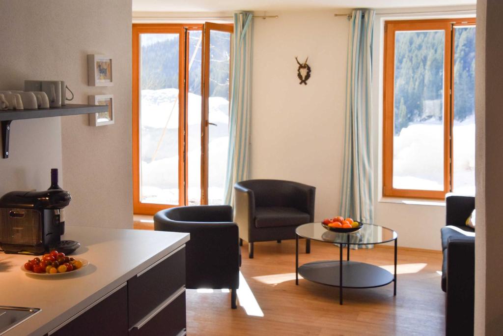 Gemütliches Apartment in Schliersee, mit stilvoller Einrichtung & winterlichem Ausblick – ideal für Ihren Bergurlaub. #stayFritz
