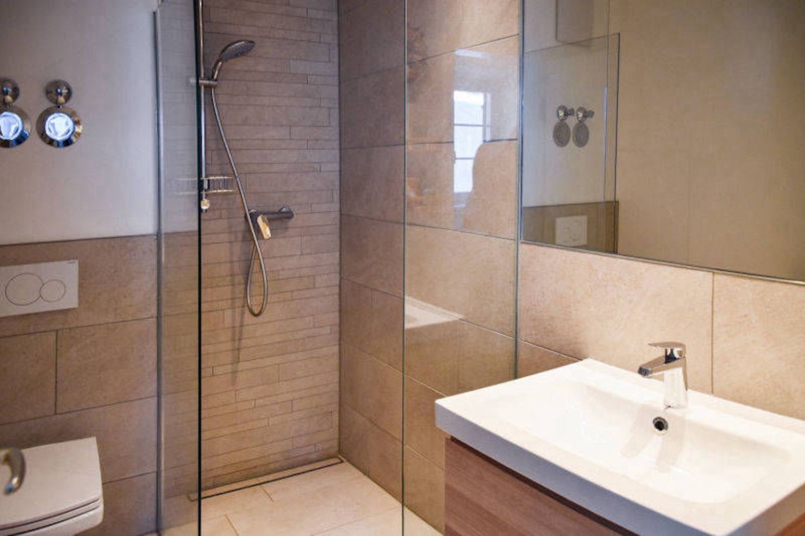 Moderne, komfortable Ferienwohnung #2 Badezimmer in Schliersee-Spitzingsee, ideal für eine erholsame Auszeit.
