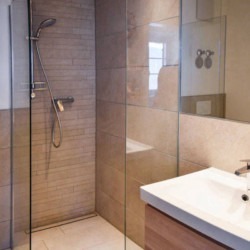 Moderne, komfortable Ferienwohnung #2 Badezimmer in Schliersee-Spitzingsee, ideal für eine erholsame Auszeit.