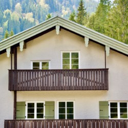 Gemütliches Alpen-Ferienhaus in Schliersee-Spitzingsee mit Balkon und Waldkulisse. Ideal für Urlaub.