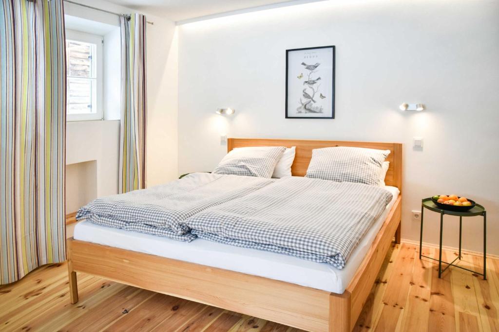 Gemütliches Schlafzimmer in Ferienwohnung #2, Schliersee-Spitzingsee, ideal für entspannte Auszeiten. Buchen Sie jetzt auf stayFritz.com.