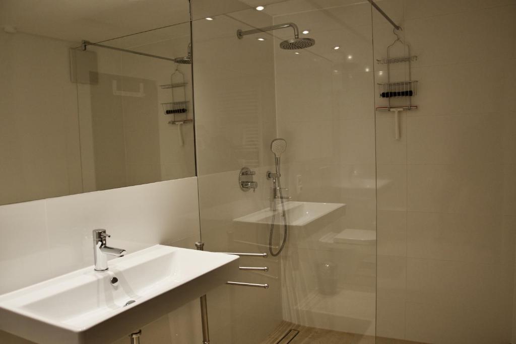 Modernes Bad in Ferienwohnung Schliersee mit Dusche & Waschbecken, ideal für erholsamen Urlaub nahe Spitzingsee.