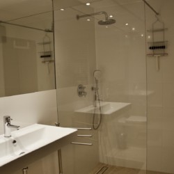 Elegantes Badezimmer in Ferienwohnung in Schliersee-Spitzingsee, ideal für erholsamen Urlaub.