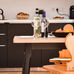 Gemütliche Ferienwohnung in Schliersee, moderne Küche, einladendes Ambiente mit Wein & Obstschale. Ideal für Paare.