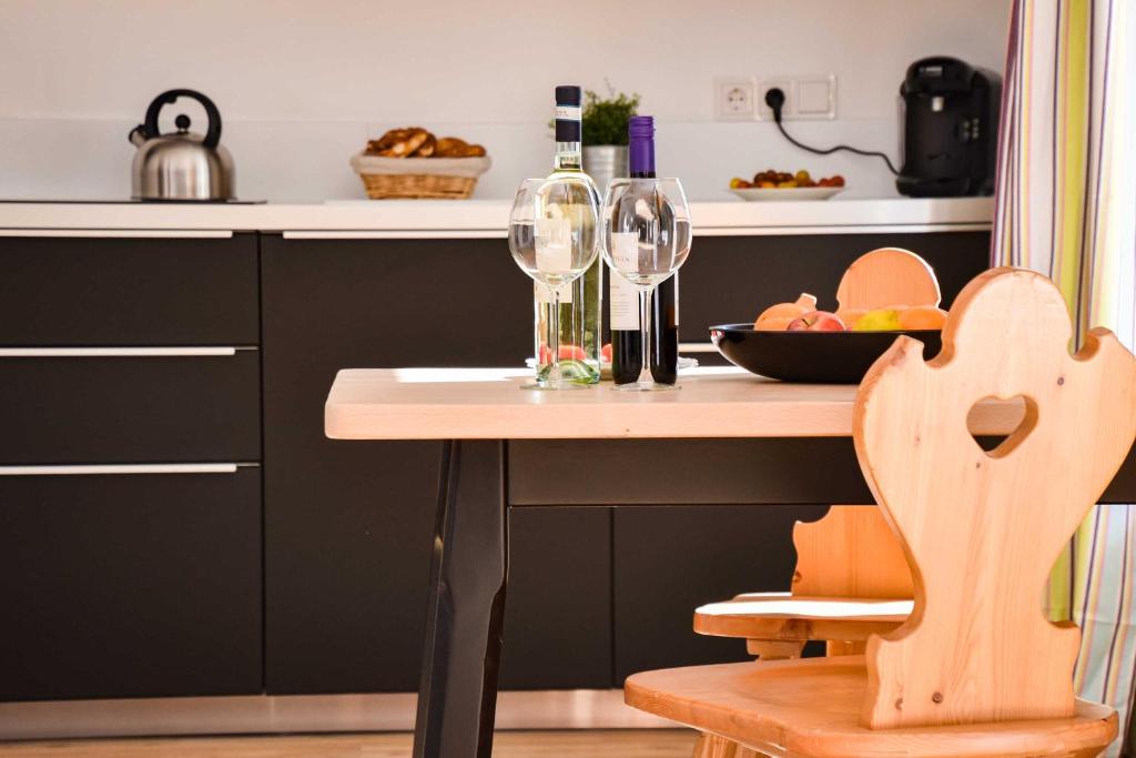 Gemütliche Ferienwohnung in Schliersee, moderne Küche, einladendes Ambiente mit Wein & Obstschale. Ideal für Paare.