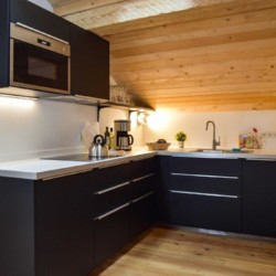 Gemütliche Ferienwohnung #4 Küche in Schliersee-Spitzingsee, modernes Design, Holzdetails, voll ausgestattet.