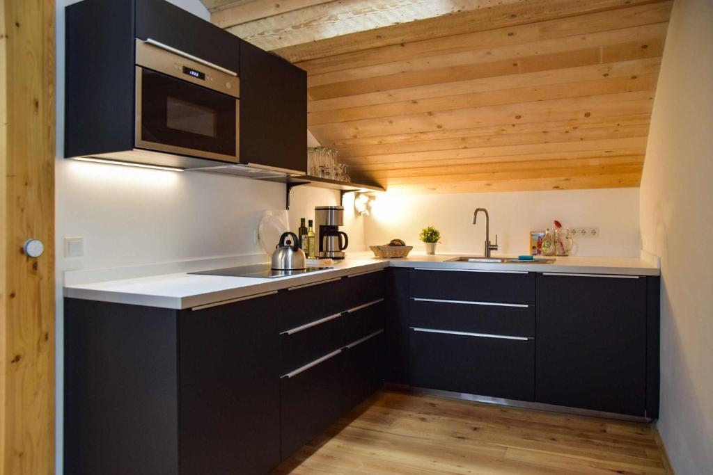 Gemütliche Ferienwohnung #4 Küche in Schliersee-Spitzingsee, modernes Design, Holzdetails, voll ausgestattet.