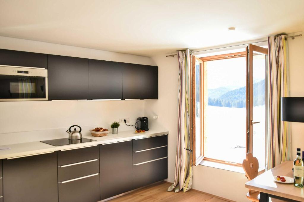 Moderne Ferienwohnungsküche in Schliersee mit Blick auf die Berge, ideal für Urlaub in Bayern.