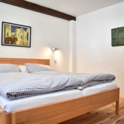 Gemütliches Schlafzimmer mit Doppelbett in Schliersee-Spitzingsee Ferienwohnung, ideal für Erholung.