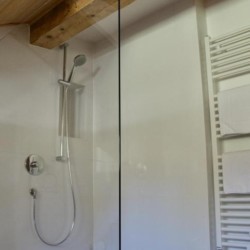 Gemütliches Bad in einer modernen Ferienwohnung in Schliersee-Spitzingsee, perfekt für Urlaub.