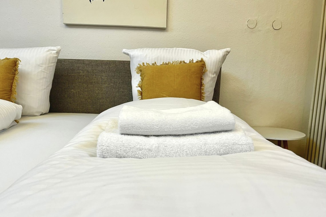 Gemütliches Bett in der Ferienwohnung "Steinbock", Bayrischzell – ideal für Erholung & Entspannung. #BayrischzellUrlaub