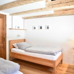 Gemütliches Zimmer mit Holzbetten in Ferienwohnung #3, ideal für Schliersee-Spitzingsee Urlaub.