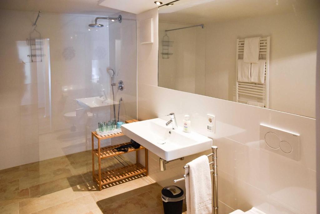 Modernes Badezimmer in Ferienwohnung nahe Schliersee-Spitzingsee mit Dusche und stilvoller Einrichtung.