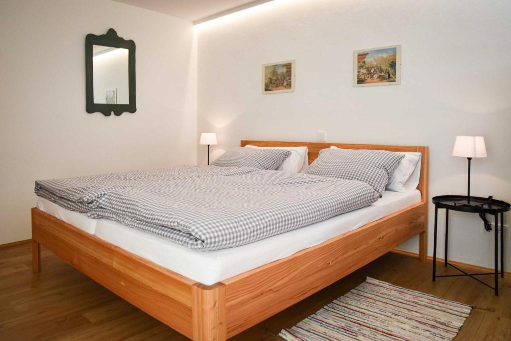 Gemütliches Schlafzimmer in einer Ferienwohnung am Schliersee-Spitzingsee. Helles Zimmer mit Doppelbett.