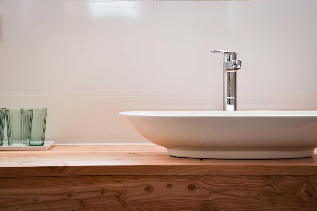 Moderne Ferienwohnung in Schliersee mit stilvollem Badezimmer und elegantem Waschbecken. Ideal für Erholung und Komfort.