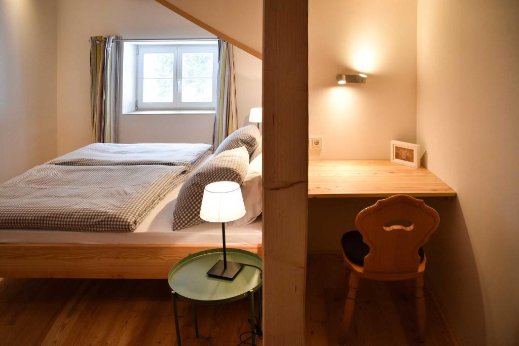 Gemütliches Schlafzimmer in Ferienwohnung #5, ideal für Erholung im Schliersee-Spitzingsee Bereich.