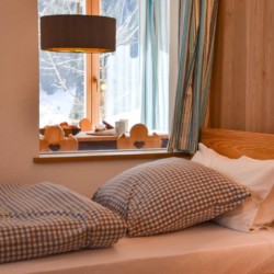 Gemütliches Zimmer in Schliersee-Spitzingsee, holziges Ambiente & Blick auf Natur. Ideal für Erholungssuchende. #Ferienwohnung