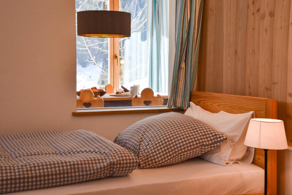 Gemütliches Zimmer in Schliersee-Spitzingsee, holziges Ambiente & Blick auf Natur. Ideal für Erholungssuchende. #Ferienwohnung