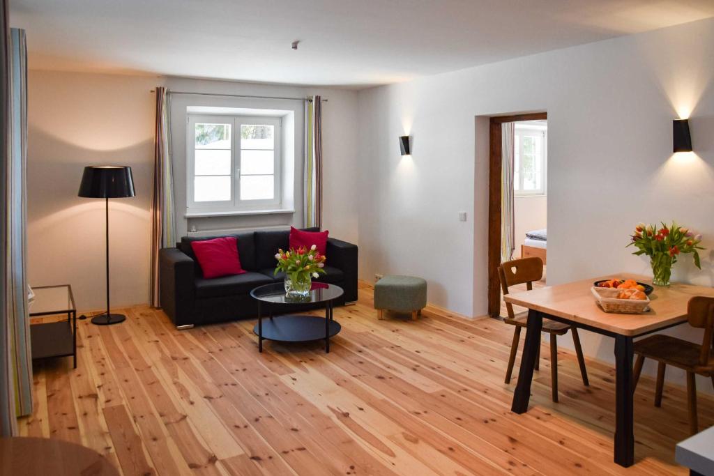 Gemütliches, helles Wohnzimmer einer Ferienwohnung in Schliersee-Spitzingsee mit moderner Einrichtung.