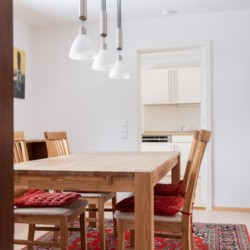 Helles Esszimmer in Bad Wiessee Fewo mit Holztisch, Stühlen und Design-Leuchten. Gemütlich und modern.