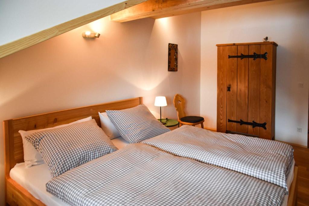 Gemütliches Schlafzimmer in Ferienwohnung #4 nahe Schliersee-Spitzingsee, ideal für einen erholsamen Urlaub.