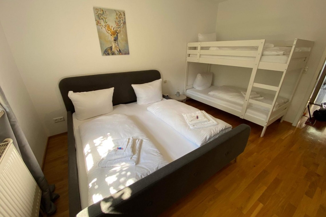 Helle, gemütliche Ferienwohnung in Hausham mit komfortablem Doppelbett und Etagenbett, ideal für Familien.
