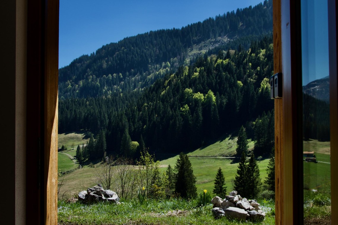 Blick aus Ferienwohnung in Schliersee-Spitzingsee auf Berge und Natur, ideal für Urlaubserholung.