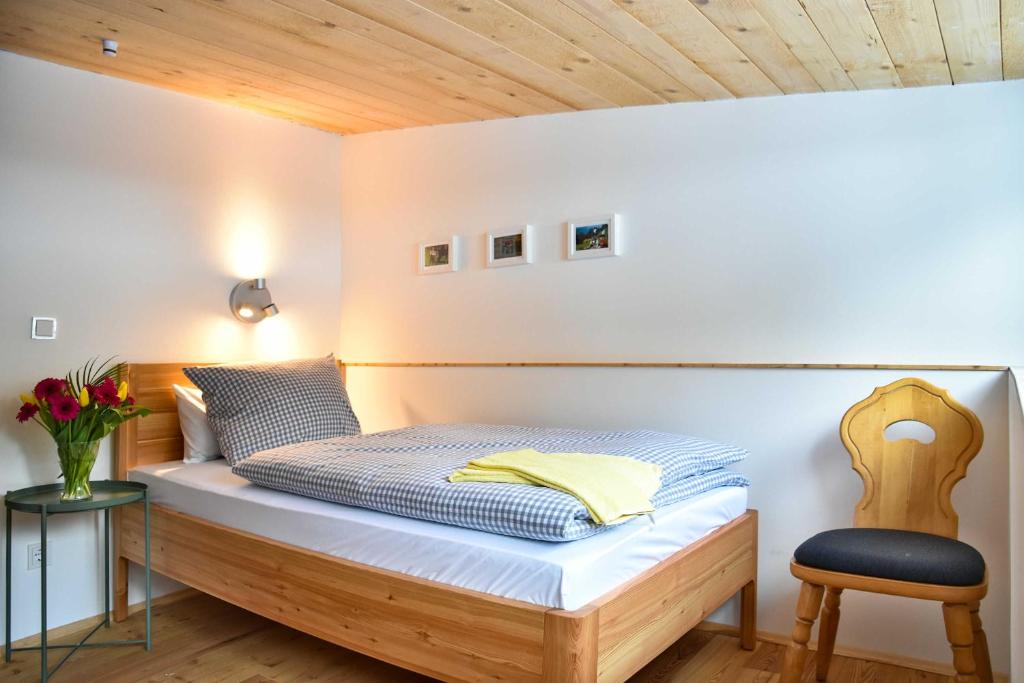 Gemütliches Schlafzimmer in Ferienwohnung am Schliersee-Spitzingsee, ideal für Erholung & Naturgenuss.