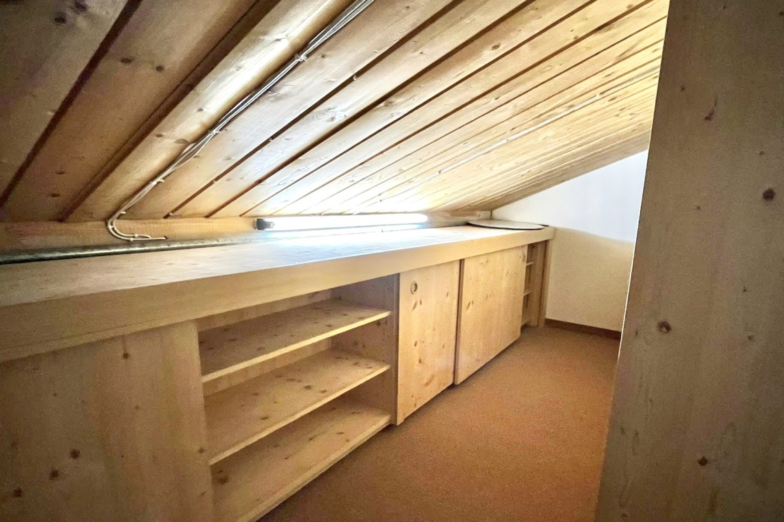 Gemütliche, helle Dachgeschoss-Ecke in Bayrischzell Ferienwohnung mit Holzdesign, ideal für Erholung.
