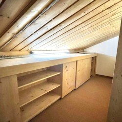 Gemütliche, helle Dachgeschoss-Ecke in Bayrischzell Ferienwohnung mit Holzdesign, ideal für Erholung.