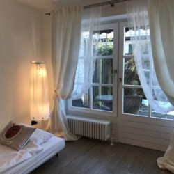 Gemütliches Zimmer in Schliersee Ferienwohnung mit viel Licht, modernem Design, Terrassentür. Ideal für Urlaub in Bayern.
