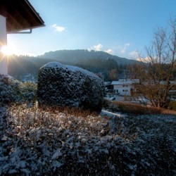 Gemütliche Ferienwohnung in Bad Wiessee mit Blick auf sonnige Berge und winterliche Natur. Ideal für Erholung.