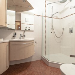 Gemütliches Bad in der Alpine Suite in Bad Wiessee. Modern, sauber, perfekt für entspannte Auszeiten. Buchen auf stayfritz.com!
