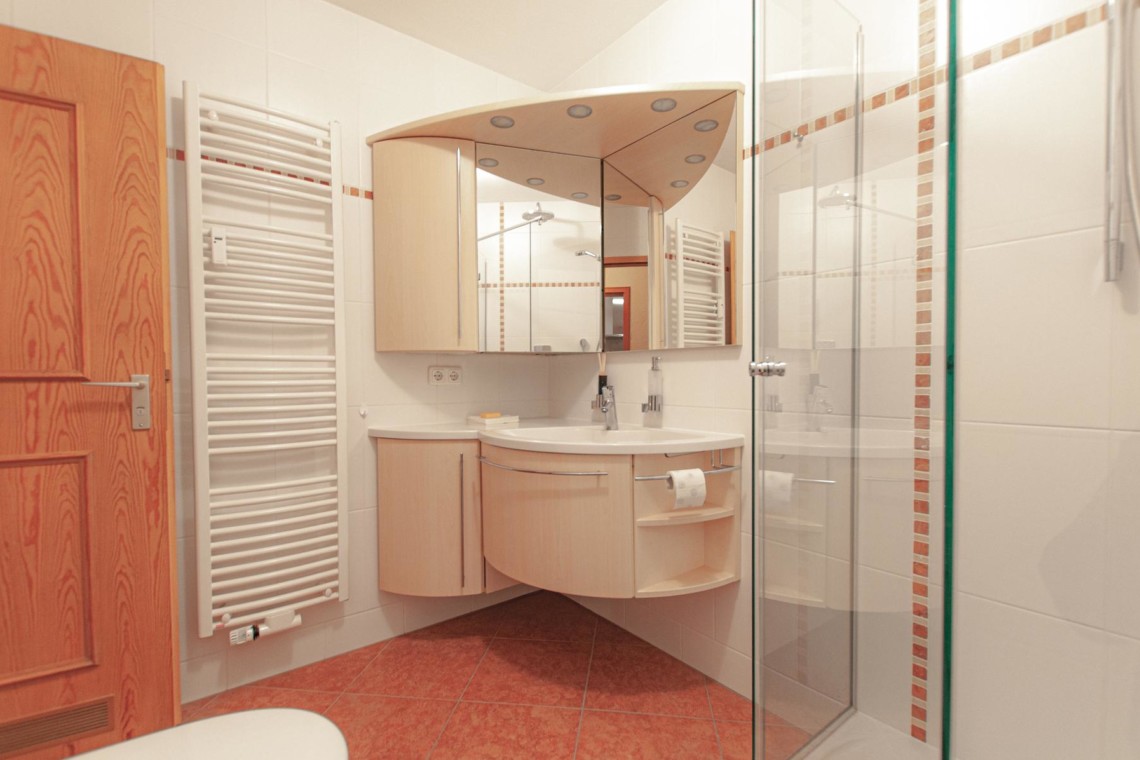 Helles, modernes Bad in Bad Wiessee Ferienwohnung - ideal für einen komfortablen Aufenthalt.