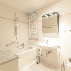 Helles, elegantes Badezimmer in Ferienwohnung, Rottach-Egern. Komfort & Stil für Ihren Urlaub bei stayFritz.
