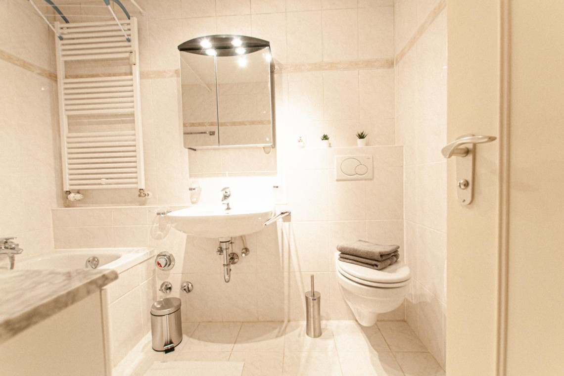 Helle, saubere Bad-Suite in Rotach-Egern Ferienwohnung, ideal für Entspannung & Komfort.