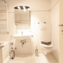 Helle, saubere Bad-Suite in Rotach-Egern Ferienwohnung, ideal für Entspannung & Komfort.