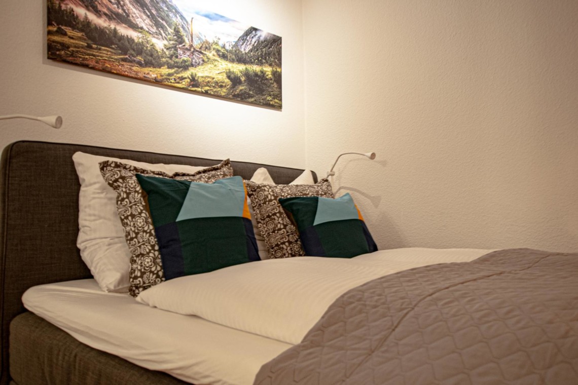 Gemütliches Schlafzimmer in der Edle Alpine Suite, Rottach-Egern, ideal für einen erholsamen Urlaub. #stayFritz #Ferienwohnung