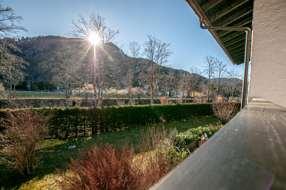 Sonnige Aussicht der Edlen Alpine Suite in Rottach-Egern mit Garten und Bergen. Ideal für Urlaub in idyllischer Natur.