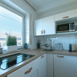 Moderne Küche in Rotach-Egerner Ferienwohnung: Edle Alpine Suite – ideal für Selbstversorger. Buchen Sie jetzt auf stayfritz.com!