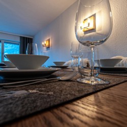 Gemütliche Essecke in der Edlen Alpinen Suite, Rotach-Egern – perfekt für erholsame Urlaubstage.