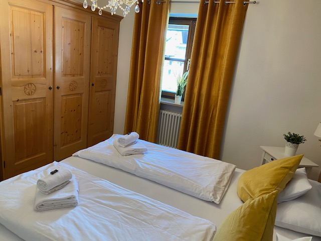 Gemütliches Schlafzimmer in Ferienwohnung "Aiplspitz" in Schliersee, ideal für einen erholsamen Urlaub.