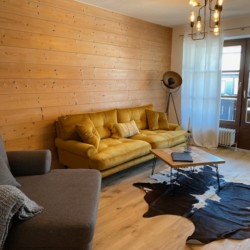 Gemütliches Wohnzimmer im Chalet-Stil in Schliersee – ideal für eine erholsame Auszeit.