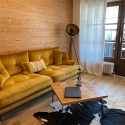 Gemütliches Wohnzimmer der Ferienwohnung "Aiplspitz" in Schliersee mit modernem Interieur, ideal für Entspannung.