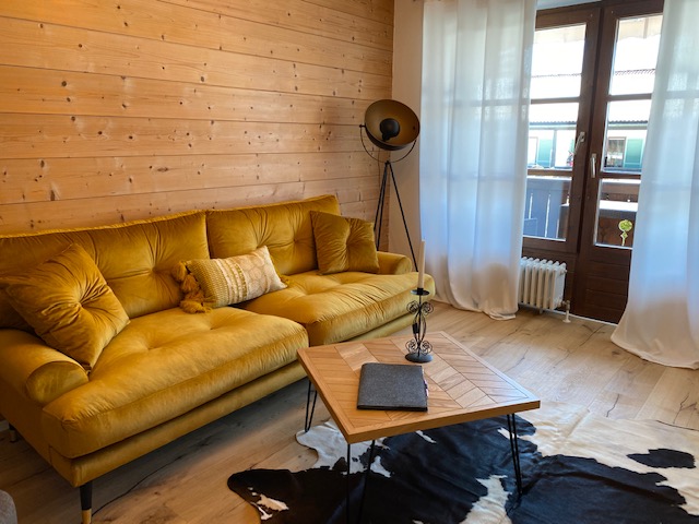 Gemütliches Wohnzimmer der Ferienwohnung "Aiplspitz" in Schliersee mit modernem Interieur, ideal für Entspannung.