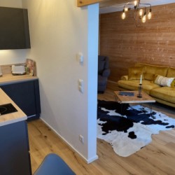 Gemütliche Ferienwohnung "Aiplspitz" in Schliersee mit moderner Küche und stilvollem Wohnbereich für einen erholsamen Urlaub.