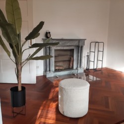 Stilvolles Wohnzimmer mit Kamin in Ferienwohnung "Geitau59 II" – ideal für einen entspannten Urlaub in Geitau.