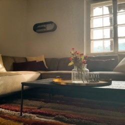 Gemütliche Ferienwohnung "Geitau59 II" mit einladendem Wohnzimmer, warmem Licht und stilvoller Einrichtung. Ideal für Geitau-Urlaub.